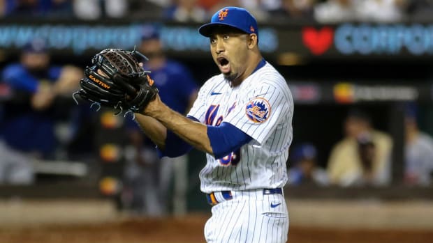 Edwin Díaz celebrates after picking up a save